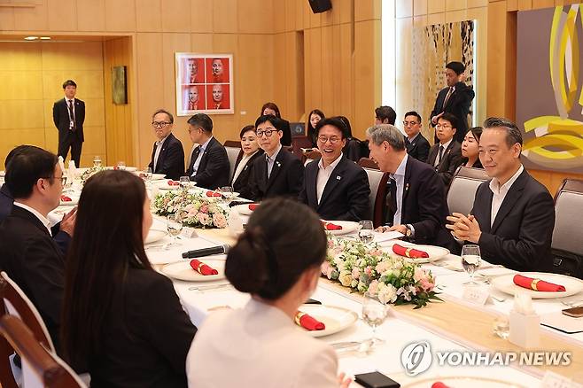 중국 기업인 간담회 참석한 김민석 국무총리 (베이징=연합뉴스) 김민석 국무총리가 22일 중국 베이징 주중 한국대사관저에서 열린 중국 기업인 간담회에 참석, 환담하고 있다. 2026.6.22  [국무총리실 제공. 재판매 및 DB금지] photo@yna.co.kr