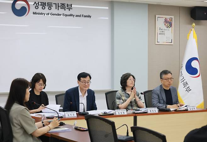 김성철 성평등가족부 안전인권정책관(가운데)이 23일 정부서울청사에서 성폭력 유형별 실태 및 대응 계획 등을 담은 '2025년 성폭력 안전실태조사' 결과를 브리핑하고 있다. [성평등가족부 제공. 재판매 및 DB 금지]