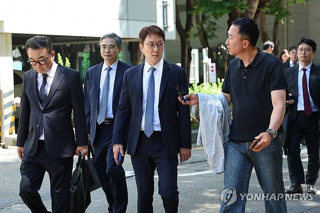 JTBC 회생 대표자 심문 위해 법정 향하는 전진배 대표 (서울=연합뉴스) 김인철 기자 = 회생을 신청한 중앙그룹 계열사 5곳에 대한 법원 심리가 시작된 23일 전진배 JTBC 대표이사가 서초구 서울회생법원에서 열린 회생 대표자 심문에 출석하기 위해 법정으로 향하고 있다. 2026.6.23 [공동취재] yatoya@yna.co.kr