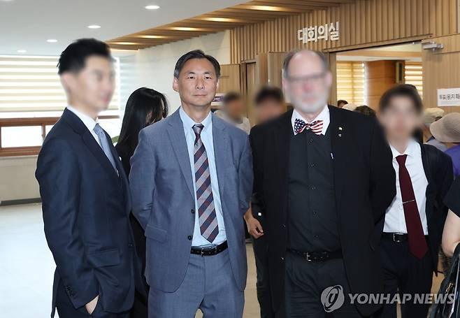 사전투표소 방문한 모스 탄 [연합뉴스 자료사진]