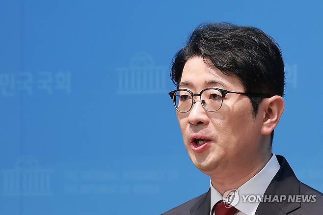 선관위 수의계약 비율 비판하는 국민의힘 주진우 의원 (서울=연합뉴스) 신현우 기자 = 국회 '제9회 전국동시지방선거 투표용지 부족 사태 등 국민 참정권 침해 진상규명 및 선거관리 개혁을 위한 국정조사 특별위원회' 소속 국민의힘 주진우 의원이 19일 국회 소통관에서 선거관리위원회의 5년 간 계약 가운데 82.1%가 수의계약이었음을 밝히고 있다. 2026.6.19 nowwego@yna.co.kr