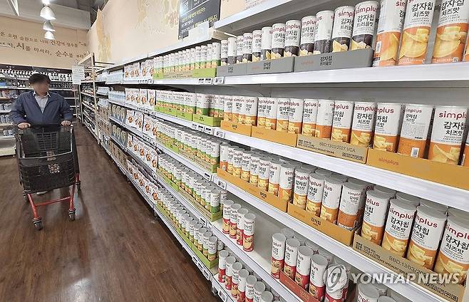 자체브랜드 제품만 가득찬 홈플러스 매대 [연합뉴스 자료사진]