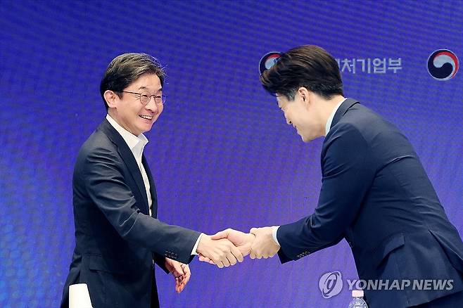 인사하는 이억원 위원장-노용석 제1차관 (서울=연합뉴스) 임화영 기자 = 이억원 금융위원장이 23일 서울 마포구 SVC에서 열린 모태펀드-국민성장펀드 이어달리기 간담회에서 노용석 중소벤처기업부 제1차관과 인사하고 있다. 2026.6.23 hwayoung7@yna.co.kr