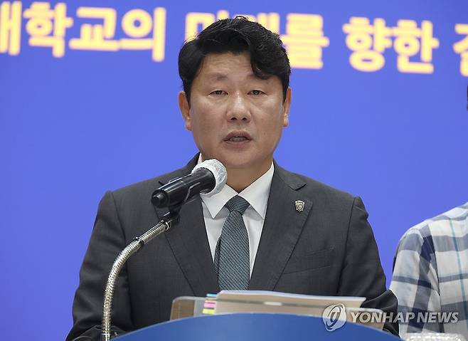 입장 밝히는 박민원 국립창원대 총장 (창원=연합뉴스) 박영민 기자 = 박민원 국립창원대학교 총장이 18일 오전 경남 창원시 의창구 창원캠퍼스 인송홀에서 열린 기자회견에서 입장문을 읽고 있다.
    국립창원대학교 교수회는 전날 전체교수회를 열고 오는 22∼23일 총장 불신임에 대한 투표를 실시하기로 의결했다. 2026.6.18 ymp@yna.co.kr