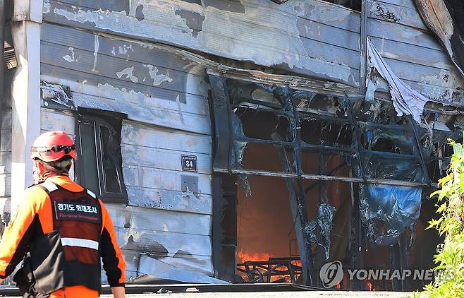 김포 창고서 큰불 (김포=연합뉴스) 임순석 기자 = 23일 경기 김포시 운양동 한 창고에서 불이 나 소방 당국이 진화 작업을 벌이고 있다. 이날 화재로 인명피해는 없었으나 8개 업체 17개 동이 불에 탄 것으로 잠정 집계됐다. 2026.6.23 soonseok02@yna.co.kr