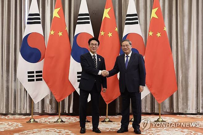 김민석 국무총리, 리창 중국 국무원 총리와 회담 (서울=연합뉴스) 중국을 방문 중인 김민석 국무총리가 23일 중국 다롄의 방추도 호텔에서 리창 국무원 총리를 만나 회담에 앞서 악수하고 있다. 2026.6.23 [국무총리실 제공. 재판매 및 DB 금지] photo@yna.co.kr