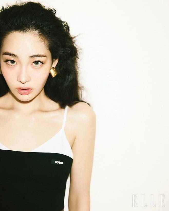 배우 김민하가 한층 성숙해진 분위기의 화보와 함께 근황을 전했다./사진제공=엘르