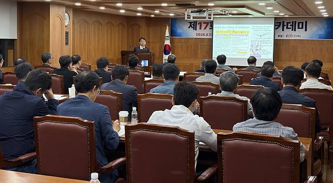 포항상공회의소는 24일 상공의원과 회원업체 대표 및 임원들이 참석한 가운데 ‘제17회 포항경제 아카데미’ 2주차 강의를 개최했다. /포항상공회의소 제공