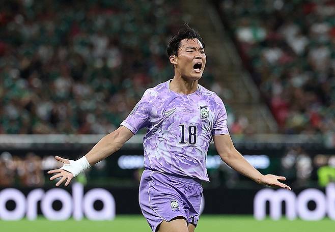 18일(현지 시간) 멕시코 과달라하라 스타디움에서 열린 2026 북중미 월드컵 조별리그 A조 대한민국과 멕시코의 경기, 대한민국 오현규가 항의하고 있다. 뉴시스