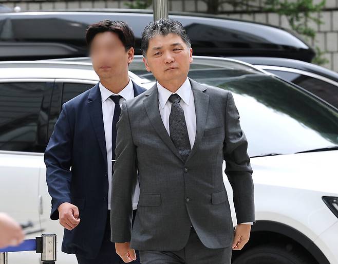 SM엔터테인먼트 시세조종 공모 의혹으로 1심에서 무죄를 선고받은 김범수 카카오 미래이니셔티브센터장이 24일 서울 서초구 고등법원에서 열린 자본시장법 위반 혐의 항소심 첫 공판에 출석하고 있다. / 사진 = 연합뉴스