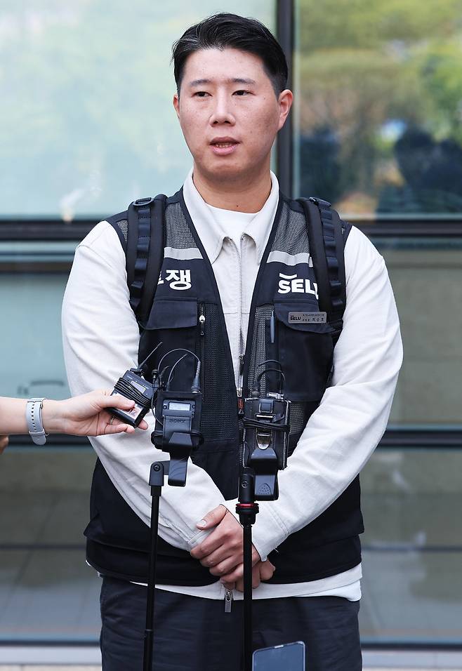 최승호 초기업노조 삼성전자지부 위원장이 13일 경기도 수원시 영통구 수원지방법원에서 열린 삼성전자가 노조를 상대로 제기한 위법 쟁의행위 금지 가처분 신청 심문을 마치고 나와 취재진 질문에 답하고 있다.(사진=연합뉴스)