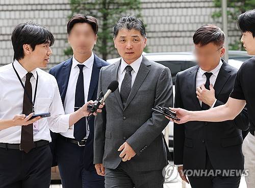 김범수 카카오 미래이니셔티브센터장, 항소심 공판 출석(서울=연합뉴스) 김주형 기자 = SM엔터테인먼트 시세조종 공모 의혹으로 1심에서 무죄를 선고받은 김범수 카카오 미래이니셔티브센터장이 24일 서울 서초구 고등법원에서 열린 자본시장법 위반 혐의 항소심 첫 공판에 출석하고 있다. 2026.6.24 kjhpress@yna.co.kr