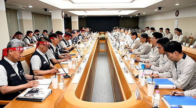현대자동차 노사 관계자들이 지난 5월 6일 현대차 울산공장 본관 동행룸에서 2026년 임금협상 상견례를 진행했다. 사진=현대차 노조