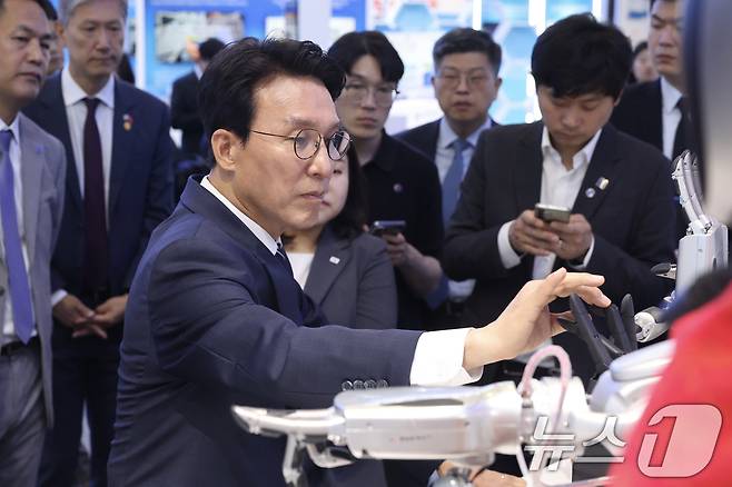 '세계경제포럼(WEF) 제17차 뉴 챔피언 연차총회'(하계 다보스포럼) 참석차 중국을 방문한 김민석 국무총리가 23일 중관춘 국가자주혁신전시관을 시찰을 하고 있다. 중관춘은 중국 베이징 서북부에 위치한 첨단기술 산업지구로, 흔히 '중국의 실리콘밸리'라고 불린다. (국무총리실 제공. 재판매 및 DB금지) 2026.6.23 ⓒ 뉴스1 김명섭 기자