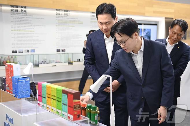 김정관 산업통상부 장관이 27일 오전 세종시 전의면 소재 2026년 1호 국내복귀 기업으로 선정된 화장품 제조기업 한국콜마에서 공장 내 주요 시설을 둘러보고 있다. (산업통상부 제공. 재판매 및 DB 금지) 2026.4.27 ⓒ 뉴스1