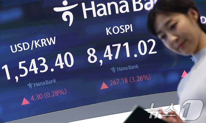 삼성전자가 9% 상승한 24일 서울 중구 하나은행 본점 딜링룸 전광판에 종가가 나오고 있다. 2026.6.24 ⓒ 뉴스1 김성진 기자