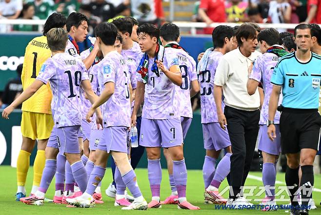 19일(한국시각) 멕시코 과달라하라 사포판의 에스타디오 과달라하라에서 열린 2026 북중미월드컵 대한민국과 멕시코의 경기. 대화 나누는 손흥민, 홍명보 감독. 사포판(멕시코)=허상욱 기자wook@sportschosun.com/2026.06.19/