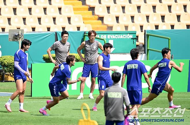 2026 북중미 월드컵 남아공전을 하루 앞둔 대한민국 월드컵 대표팀이 24일(한국시각) 멕시코 몬테레이 인근 산니콜라스의 에스타디오 우니베르시타리오에서 공식 훈련을 가졌다. 홍명보 감독이 선수들의 론도 훈련을 지켜보고 있다. 산니콜라스(멕시코)=허상욱 기자wook@sportschosun.com/2026.06.24/