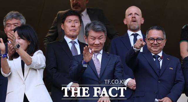 대한축구협회는 24일(한국시간) 정몽규 협회장이 마티아스 그라프스트롬 FIFA 사무총장과의 통화를 통해 지난 22일 국내 중계권에 대한 FIFA의 협조를 요청했다고 밝혔다. 사진은 정몽규 협회장이 지난 18일 멕시코 과달라하라 스타디움에서 열린 2026 북중미 월드컵 조별리그 A조 대한민국과 멕시코의 경기에서 손을 흔드는 모습. /뉴시스
