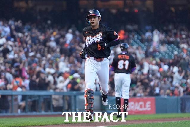 샌프란시스코의 이정후가 24일 애슬래틱스와 MLB 홈 경기 2회 말 선제 결승 홈런을 친 뒤 더그아웃에서 홍명보호를 응원하는 "대~한민국"세리머니를 펼쳤다./샌프란시스토=AP.뉴시스
