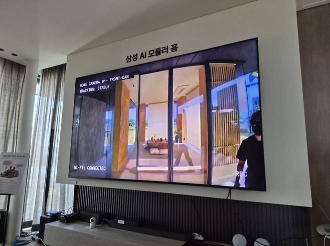 쇼룸 현관에 설치된 'AI 도어캠'이 문밖의 거동 수상자를 인식하고 거실 TV 화면으로 송출한 모습. 김진영 기자