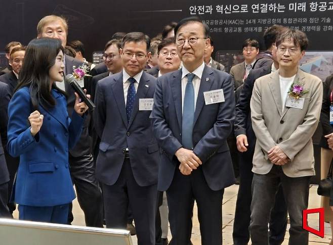 김윤덕 국토교통부 장관이 24일 '2026 국토교통기술대전'에서 전시관 설명을 듣고 있다. 김 장관 오른쪽은 박민우 현대차·기아 첨단차플랫폼 본부장(사장), 왼쪽은 김정희 국토교통과학기술진흥원장. 최서윤 기자