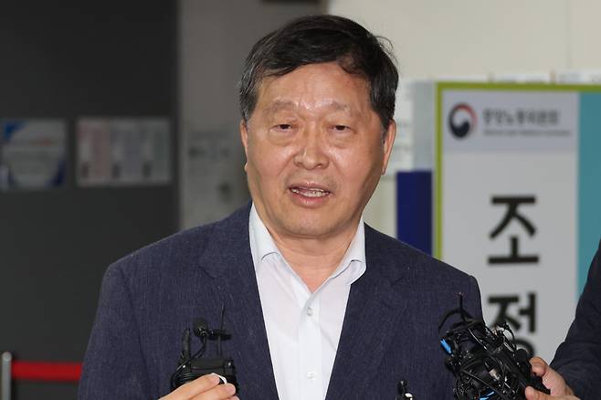 박수근 중앙노동위원장이 20일 오후 세종시 정부세종청사 중앙노동위원회에서 열린 삼성전자 노사 2차 사후조정 3일차 회의를 마치고 취재진과 질의응답을 하고 있다. (공동취재)