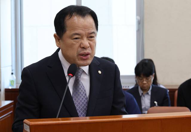위철환 선관위원장 직무대행이 23일 국회에서 열린 투표용지 부족사태 등 국민참정권 침해 진상규명 및 선거관리 개혁을 위한 국정조사 특위 전체회의에서 업무보고를 하고 있다. 연합뉴스