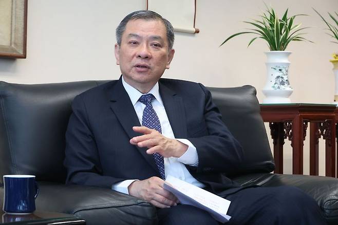 추가오웨이 주한타이베이대표부 대표가 지난 18일 서울 종로구 대표부 집무실에서 진행된 파이낸셜뉴스와의 인터뷰에서 TSMC 등 대만 첨단기술 산업의 성공 비결, 한국과의 협력 확대 방안을 설명하고 있다. 사진=박범준 기자