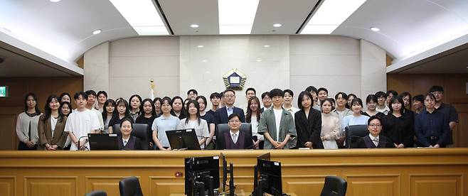 서울행정법원이 미래 법조인들의 행정소송 관심을 높이고 국민과 소통하기 위해 마련한 '열린법정'이 23일 서울 서초구 서울행정법원 대법정에서 열렸다. 서울행정법원 제공