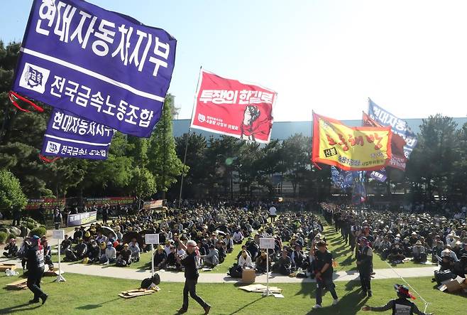 현대자동차 노조 조합원들이 13일 울산공장 본관 앞에서 2026년 단체교섭 완전 승리를 위한 출정식을 하고 있다. 울산=뉴스1