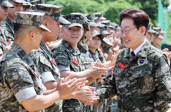 이재명 대통령이 24일 인천시 옹진군 해병대 연평부대에서 장병들과 인사하고 있다. 2026.6.24 [청와대통신사진기자단] [사진=연합뉴스]