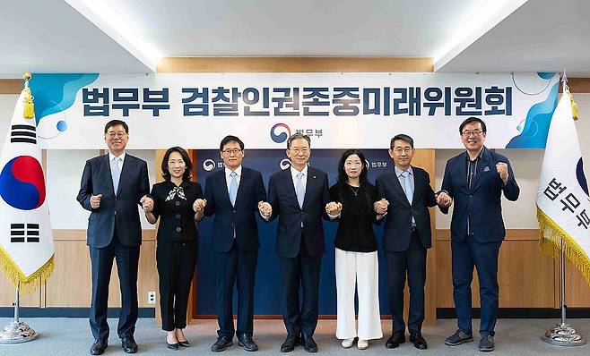 정성호 법무부 장관(가운데)이 지난 10일 정부과천청사 법무부에서 열린 검찰인권존중미래위원회 발족식에 참석해 위촉된 위원들과 기념촬영을 하고 있다. 2026.6.10 [사진=연합뉴스]