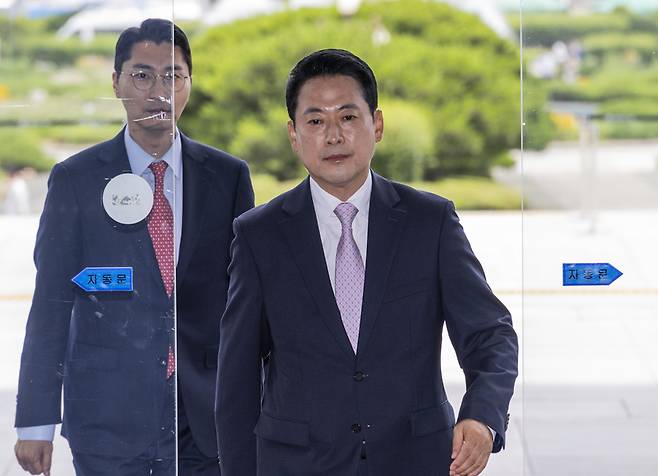 ▲ 건강 악화로 입원했다 24일 오전 엿새 만에 퇴원한 국민의힘 장동혁 대표가 이날 오후 당무에 복귀하기 위해 국회 본청에 들어서고 있다. 연합뉴스