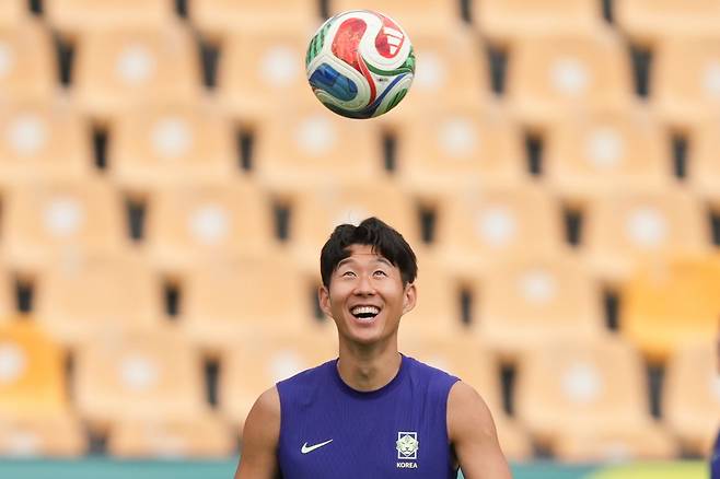 한국 남자 축구대표팀 공격수 손흥민이 24일 멕시코 몬테레이에서 훈련하면서 공중에 뜬 볼을 밝은 표정으로 바라보고 있다. AP연합뉴스