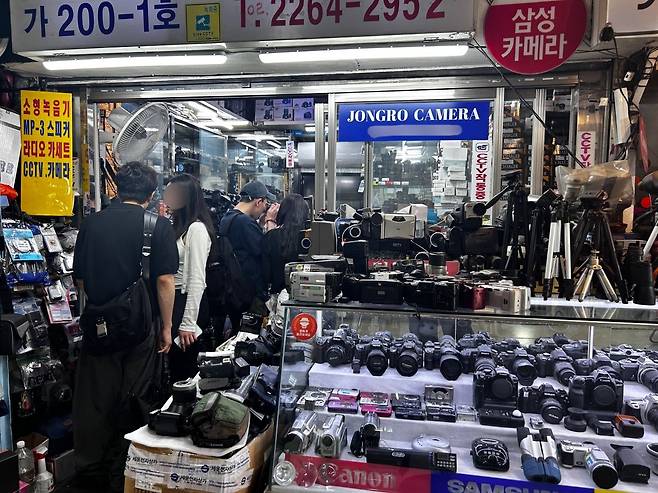 지난 20일 오후 세운상가의 한 카메라 매장. 신주은 기자