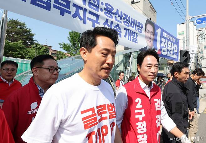 [서울=뉴시스] 황준선 기자 = 오세훈 국민의힘 서울시장 후보가 2일 오전 서울 용산구 효창공원앞역 인근에서 기자간담회를 마친 뒤 유세 차량으로 이동하고 있다. 2026.06.02. hwang@newsis.com /사진=황준선