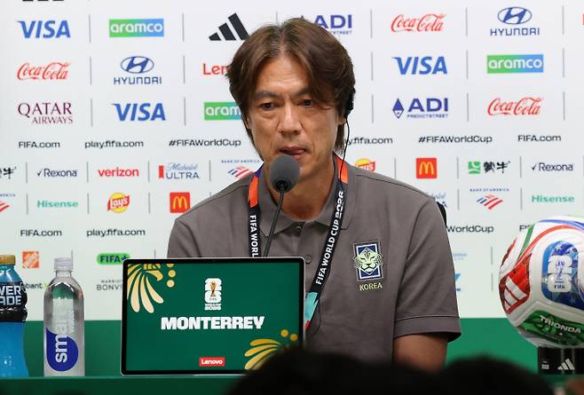 홍명보 한국 축구 국가대표 감독이 오는 25일(이하 한국시각)에 열리는 남아프리카공화국과의 2026 국제축구연맹(FIFA) 북중미 월드컵 A조 조별리그 최종전에 대해 승리를 다짐했다. 사진은 홍 감독이 지난 23일(현지시각) 멕시코 누에보레온주 몬테레이 스타디움에서 열린 대한민국 공식 기자회견에서 취재진 질문에 답한 모습. /사진=뉴스1