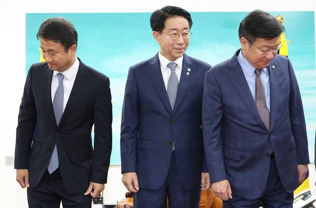 조정식(가운데) 국회의장과 한병도(왼쪽) 더불어민주당 원내대표, 정점식 국민의힘 원내대표가 지난 22일 회동에 앞서 기념촬영을 한 뒤 각자 자리로 향하고 있다. 뉴시스