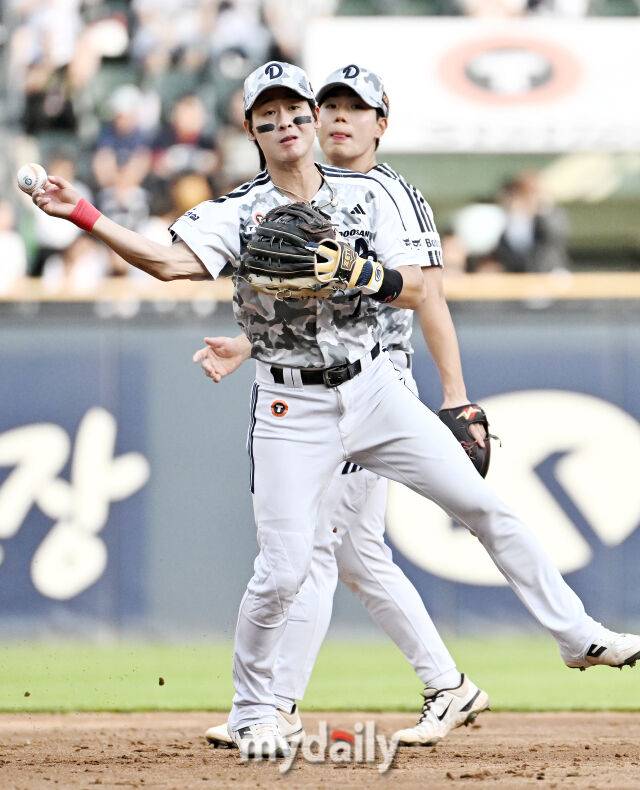 7일 오후 서울 잠실야구장에서 진행된 '2026 프로야구 KBO리그' 두산베어스와 키움히어로즈의 경기. 두산 박찬호가 4회초 무사 1루서 이형종의 타구를 병살처리 하고 있다./송일섭 기자