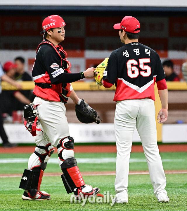 2026년 6월 23일 오후 서울 고척스카이돔에서 열린 '2026 신한 SOL KBO리그' KIA 타이거즈와 키움 히어로드의 경기. KIA 성영탁과 한준수가 7-3으로 승리한 뒤 기뻐하고 있다./마이데일리