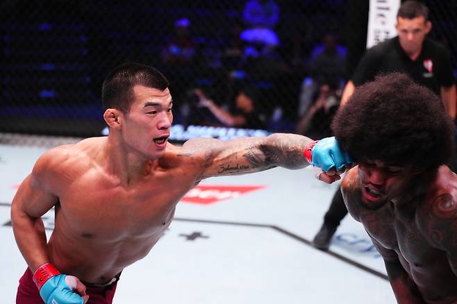 이고르 카발칸티 전에서 레프트 스트레이트를 꽂는 고석현 [UFC 제공]
