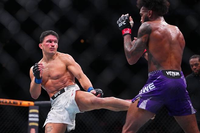 필립 로에게 로킥을 구사하는 장 폴 레보스노야니. 고석현과 싸울 상대다. [UFC 제공]