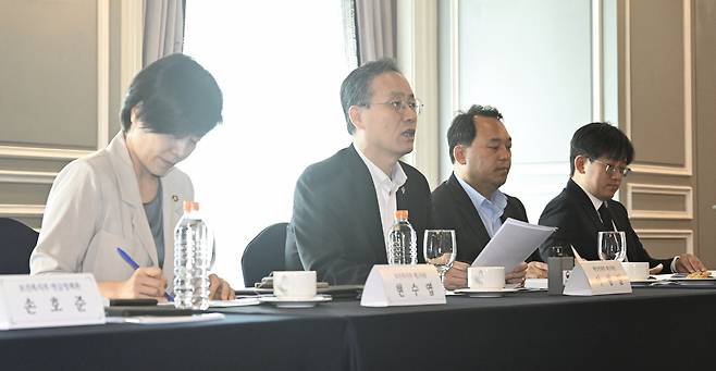 이형일(왼쪽 두번째) 재정경제부 차관이 24일 서울 영등포구 켄싱턴 호텔에서 열린 국회 연금개혁 특별위원회 범부처 지원 TF 제2차 회의에서 발언을 하고 있다.  [재정경제부 제공]