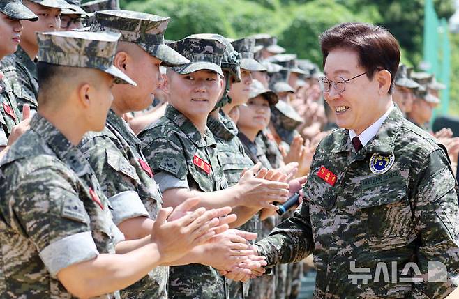 [연평도=뉴시스] 고범준 기자 = 이재명 대통령이 6.25 전쟁일 주간 및 호국보훈의 달을 맞아 24일 인천 옹진군 해병대 연평부대를 방문해 장병들과 악수하고 있다. 2026.06.24. bjko@newsis.com