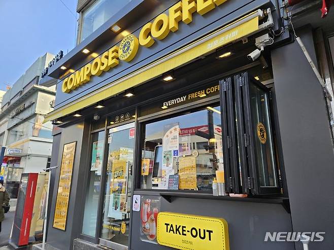 [서울=뉴시스] 서울 시내의 한 컴포즈 커피 매장.