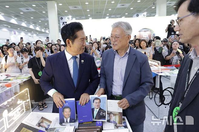 [서울=뉴시스] 조성우 기자 = 정청래 더불어민주당 전 대표가 24일 서울 강남구 코엑스에서 열린 2026 서울국제도서전 평산책방 부스에서 문재인 전 대통령을 만나 대화하고 있다. (공동취재) 2026.06.24. photo@newsis.com