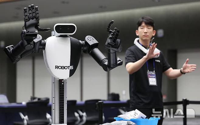[서울=뉴시스] 김진아 기자 = 9일 서울 마곡 LG사이언스파크에서 열린 피지컬 AI 선도기술개발 사업 착수보고회에서 피지컬 AI 로봇 로보티즈 AI워커가 시연하고 있다. 2026.06.09. bluesoda@newsis.com