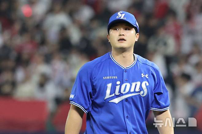 [인천=뉴시스] 권창회 기자 = 28일 인천 미추홀구 인천 SSG 랜더스필드에서 열린 2026 KBO리그 삼성 라이온즈와 SSG 랜더스의 경기, 6회 말 삼성 최원태가 무실점으로 이닝을 마무리 한 뒤 덕아웃으로 향하고 있다. 2026.05.28. kch0523@newsis.com