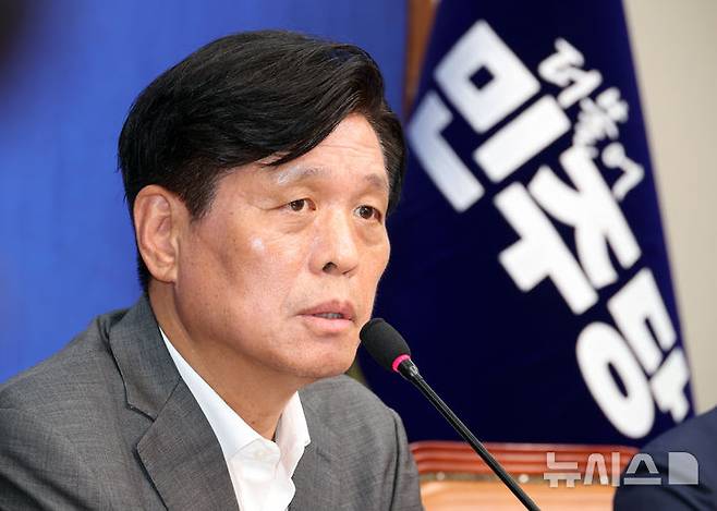 [서울=뉴시스] 김금보 기자 = 조승래 당시 더불어민주당 총괄선대본부장이 지난 5월27일 오후 서울 여의도 국회에서 열린 기자간담회에서 발언을 하고 있다. 2026.05.27. kgb@newsis.com